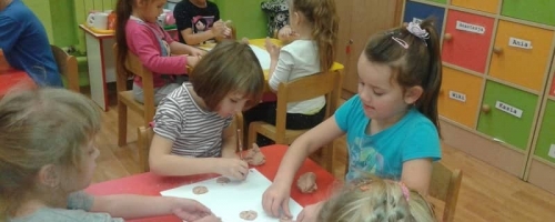 Przedszkolaki przygotowują się do Świąt Bożego Narodzenia