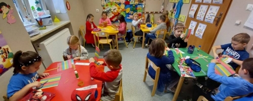 Ubieramy choinkę z bałwankami