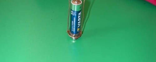 Prosty silniczek z baterii, magnesu i drutu