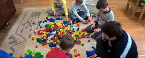 Układanie wspólnej budowli z klocków