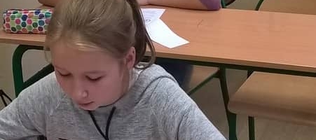 Uczniowie podczas egzaminu na kartę rowerową - część teoretyczna