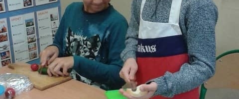Śniadanie daje moc!  Wspólne śniadanie uczniów klasy szóstej