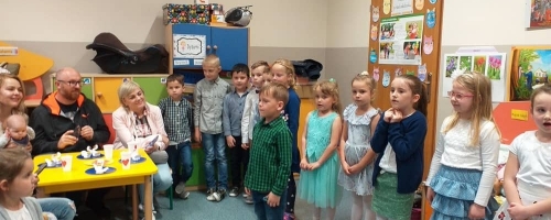 24 maja do szkoły przybyli wyjątkowi goście - ukochani  rodzice przedszkolaków